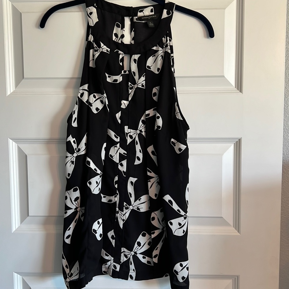 Beautiful sleeveless top with adorable bow print from Banana Republic. Size L